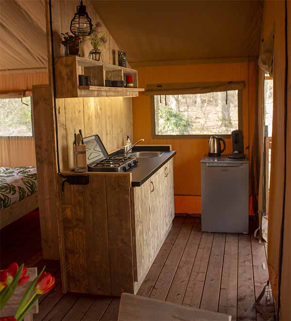 Keuken van safaritent Het Edelhert